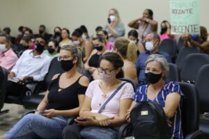 Professores participam de sessão da Câmara Municipal que aprova o reajuste de 20% do salário, em Aparecida (Foto: Marcelo Silva - Câmara de Aparecida)