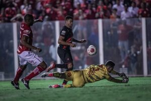 Wellington Rato toca por cima de Georgemy para fazer o gol do Atlético Goianiense
