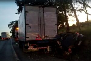 Motorista colide com caminhão quebrado e morre na BR-153, em Hidrolândia (Foto: Divulgação - PRF)