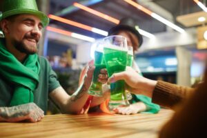 St. Patrick's Day em Goiânia: bares oferecem chopp verde e programações especiais