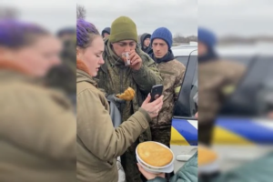 Civis ucranianos alimentam soldado russo após rendição - Vídeo