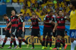 Jogadores da Alemanha comemoram gol contra a seleção brasileira na Copa do Mundo de 2014