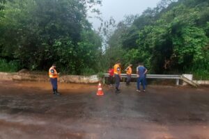 Afundamento de pista interdita parcialmente Avenida Topázio no Jardim Califórnia, em Goiânia