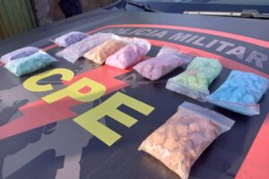 Pacotes de Ecstasy apreendidos e expostos no carro da polícia