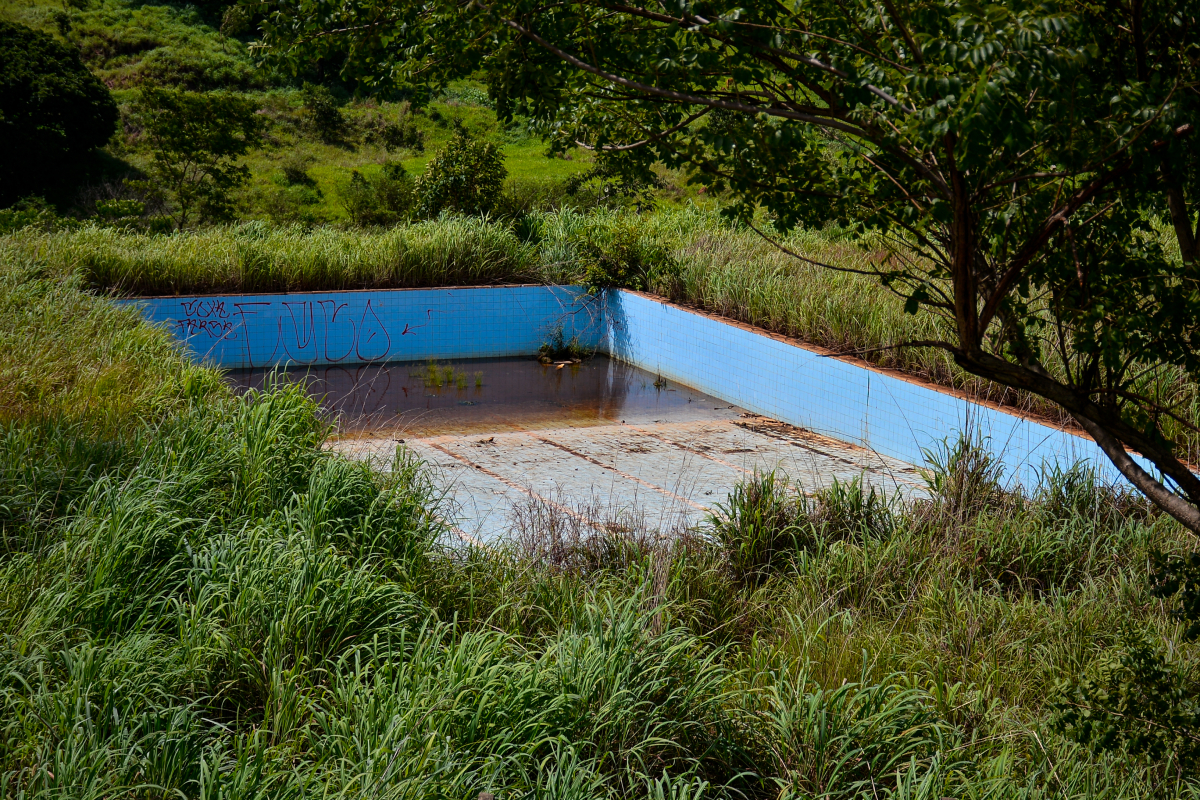 Casa com piscina abandonada (Foto: Jucimar de Sousa - Mais Goiás) 