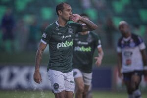 Vinicius comemorando gol marcado