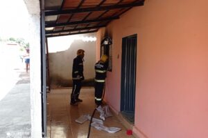 Criança provoca princípio de incêndio em residência ao brincar com isqueiro em Uruaçu (GO)