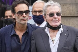 O ator francês Alain Delon (a direita na foto) decidiu interromper a própria vida de forma voluntária e pediu ao filho, Anthony Delon, que o ajudasse. (Foto: reprodução O Globo)