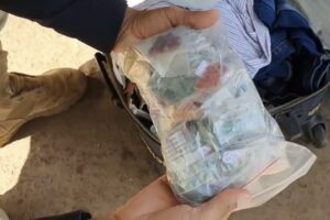 A Polícia Rodovia Federal (PRF) apreendeu aproximadamente 3 quilos de pedras preciosas na BR-153, cidade de Uruaçu, no Norte de Goiás. Segundo os agentes rodoviários, os responsáveis pela mercadoria não apresentaram a documentação necessária.