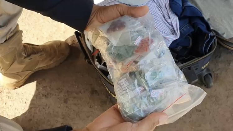 A Polícia Rodovia Federal (PRF) apreendeu aproximadamente 3 quilos de pedras preciosas na BR-153, cidade de Uruaçu, no Norte de Goiás. Segundo os agentes rodoviários, os responsáveis pela mercadoria não apresentaram a documentação necessária.