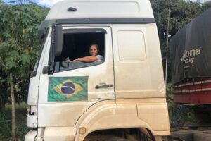 Iracema Pereira Batista espera para descarregar soja. (Foto: Ana Paula Bellini/ Mais Goiás)