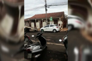 Carro oficial da Câmara de Rio Verde é guinchado após parar em vaga de idoso