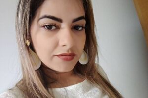 Hozana Carneiro Ximenes, de 35 anos é suspeita de se passar por biomédica para fazer procedimentos estéticos clandestinos - @hozana.ximenes no Facebook