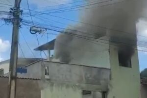PM resgata idoso de sobrado em chamas no Crimeia Leste, em Goiânia