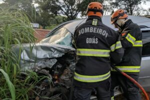 Cadáver foi deixado aos cuidados do IML. Acidente entre caminhão e carro deixa motorista morto na GO-010, em Bonfinópolis
