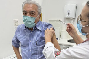 Maurício de Sousa toma quarta dose de vacina contra Covid em SP