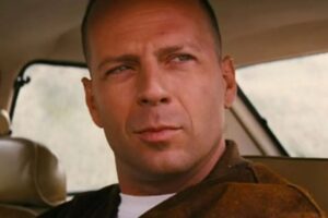 Bruce Willis já usava fones de ouvido e dublê desde 2020 por não memorizar falas por conta da afasia, diz jornal