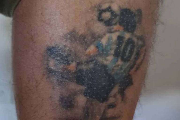Equipe conseguiu recuperar passaportes depois de mostrar o desenho. Tatuagem de Maradona livra jornalistas de apuros na guerra da Ucrânia
