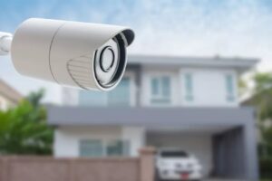 Câmera de segurança com foco automático instalada na frente de uma casa