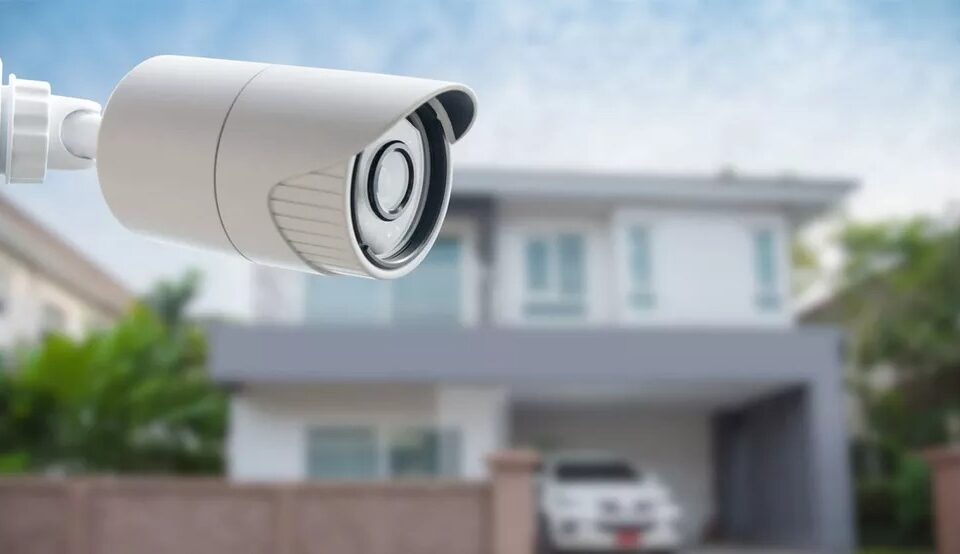 Câmera de segurança com foco automático instalada na frente de uma casa