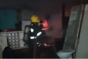 Bombeiros extinguem o fogo em depósito de demolição no Bairro Jardim Inês, em Aparecida (Foto: Reprodução - TVAnhanguera)