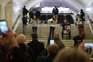 Músicos na Ucrânia tocam para pessoas abrigadas em estação de metrô (Foto: Reprodução - Youtube)