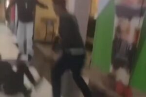 Jovem foi esfaqueado dentro de centro de compras, em Anápolis (Foto: Reprodução)