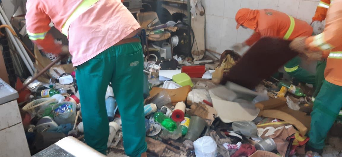 Acúmulo de lixo em casa no Jardim Balneário, em Goiânia (Foto: Divulgação)