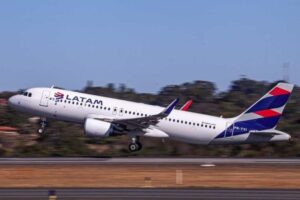 Piloto de avião morre após passar mal durante voo entre Chile e EUA Profissional da Latam chegou a receber atendimento médico em terra