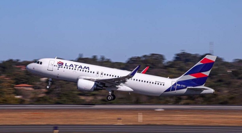 Piloto de avião morre após passar mal durante voo entre Chile e EUA Profissional da Latam chegou a receber atendimento médico em terra