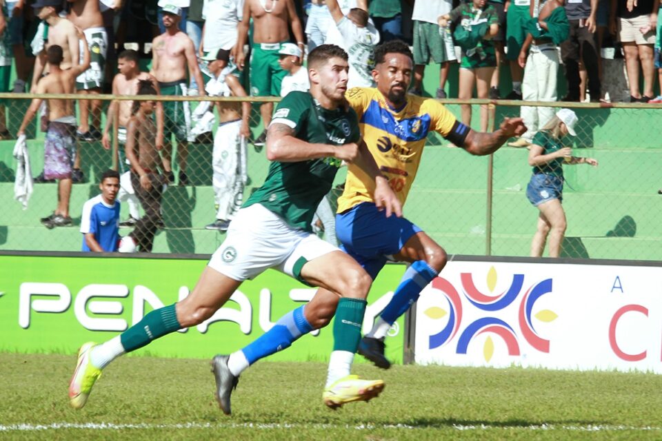 Pedro Raul disputa bola com defensor do Iporá