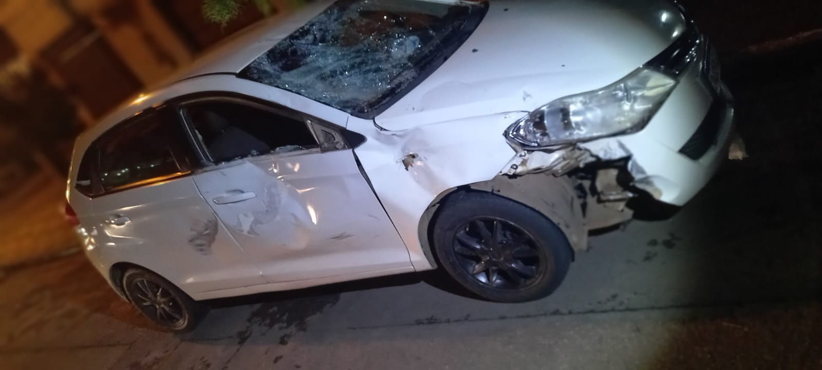 O acidente entre o motociclista e o carro ocorreu na noite do último sábado (12), próximo ao Terminal Isidória, em Goiânia (Foto: Divulgação - DICT)