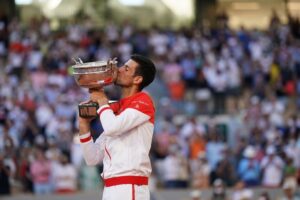 Novak Djokovic com o troféu de Roland Garros