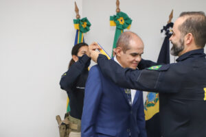 Polícia Rodoviária Federal entrega honraria a secretário de Goiânia