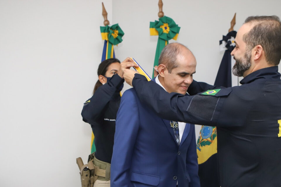 Polícia Rodoviária Federal entrega honraria a secretário de Goiânia