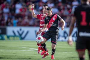 Baralhas e Matheuzinho disputam bola no jogo entre Atlético Goianiense e Vila Nova
