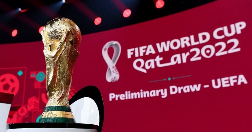 Troféu da Copa do Mundo e logo do Catar 2022