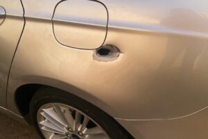 Marca de um dos tiros que acertou a lataria do carro durante o confronto
