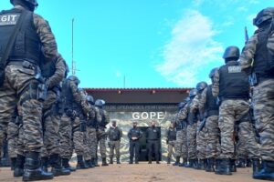 Policiais penais se reúnem momentos antes de iniciar a operação de movimentação de detentos(Foto: DGAP - Divulgação)