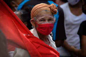 Ato pelo Dia Internacional da Mulher reuniu cerca de 800 pessoas, em Goiânia