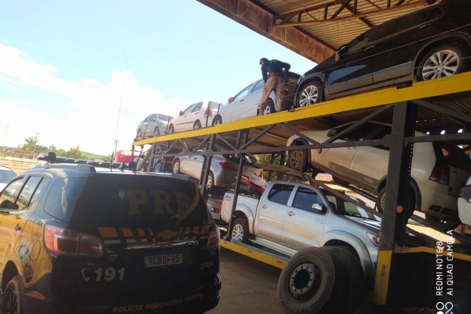 A PRF recuperou, na tarde deste sábado (19), dois veículos roubados que eram transportados por uma carreta cegonha, em Guapó. (Foto: divulgação/PRF)