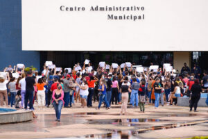 Assembleia aprova piso dos professores em dia de protestos da Educação