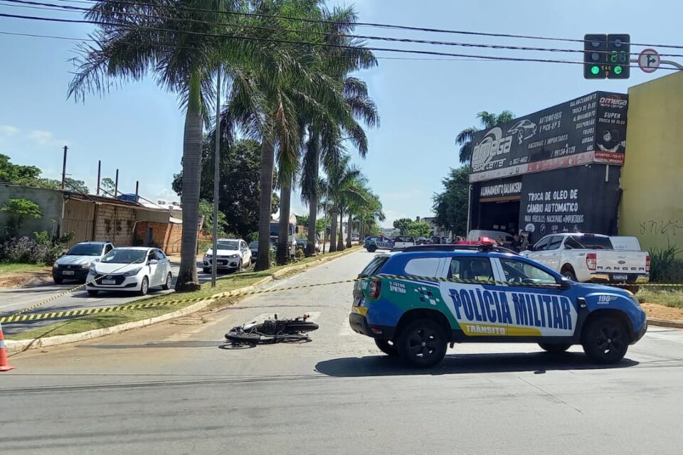 Motociclista morre após desrespeitar sinal vermelho e colidir contra camioneta em Goiânia