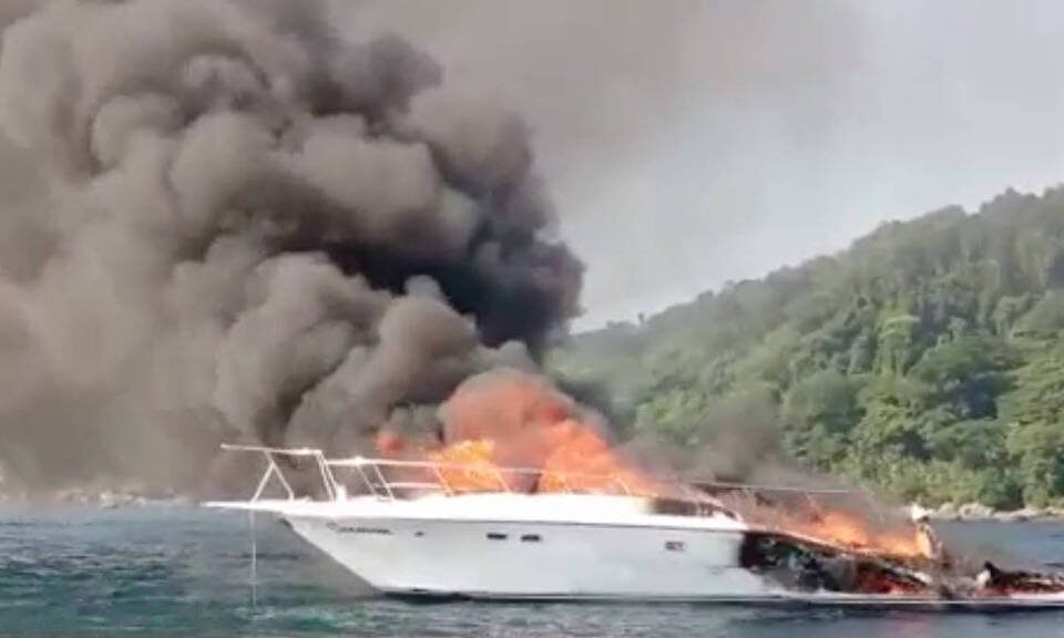 Barco afunda após pegar fogo em Ilhabela, no litoral paulista