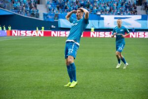 Artem Dzyuba comemora gol pelo Zenit