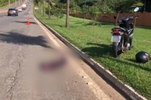 Mulher sofre traumatismo craniano após cair de moto na GO-020, em Goiânia