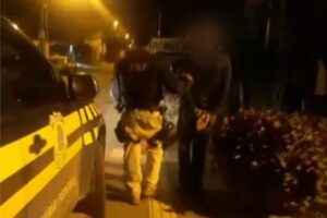 Ministério Público denuncia idoso que matou passageiro de ônibus após briga por luz acesa, em Aparecida (GO)