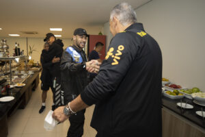 Neymar e Tite apertando as mãos