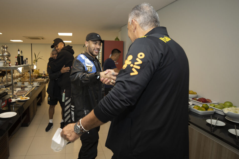 Neymar e Tite apertando as mãos