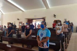 Fiéis usando máscaras de proteção durante missa em igreja de anápolis